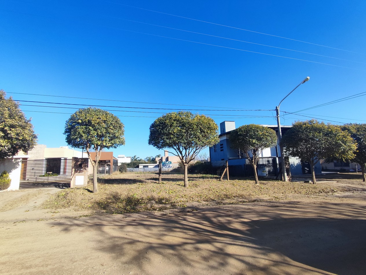 TIERRAS DEL FUNDADOR CERCA DEL LAGO Y PARADORES