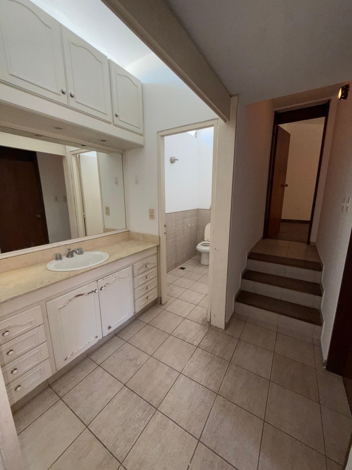 SE VENDE CASA CENTRICA CON PILETA Y OFICINAS COMERCIALES
