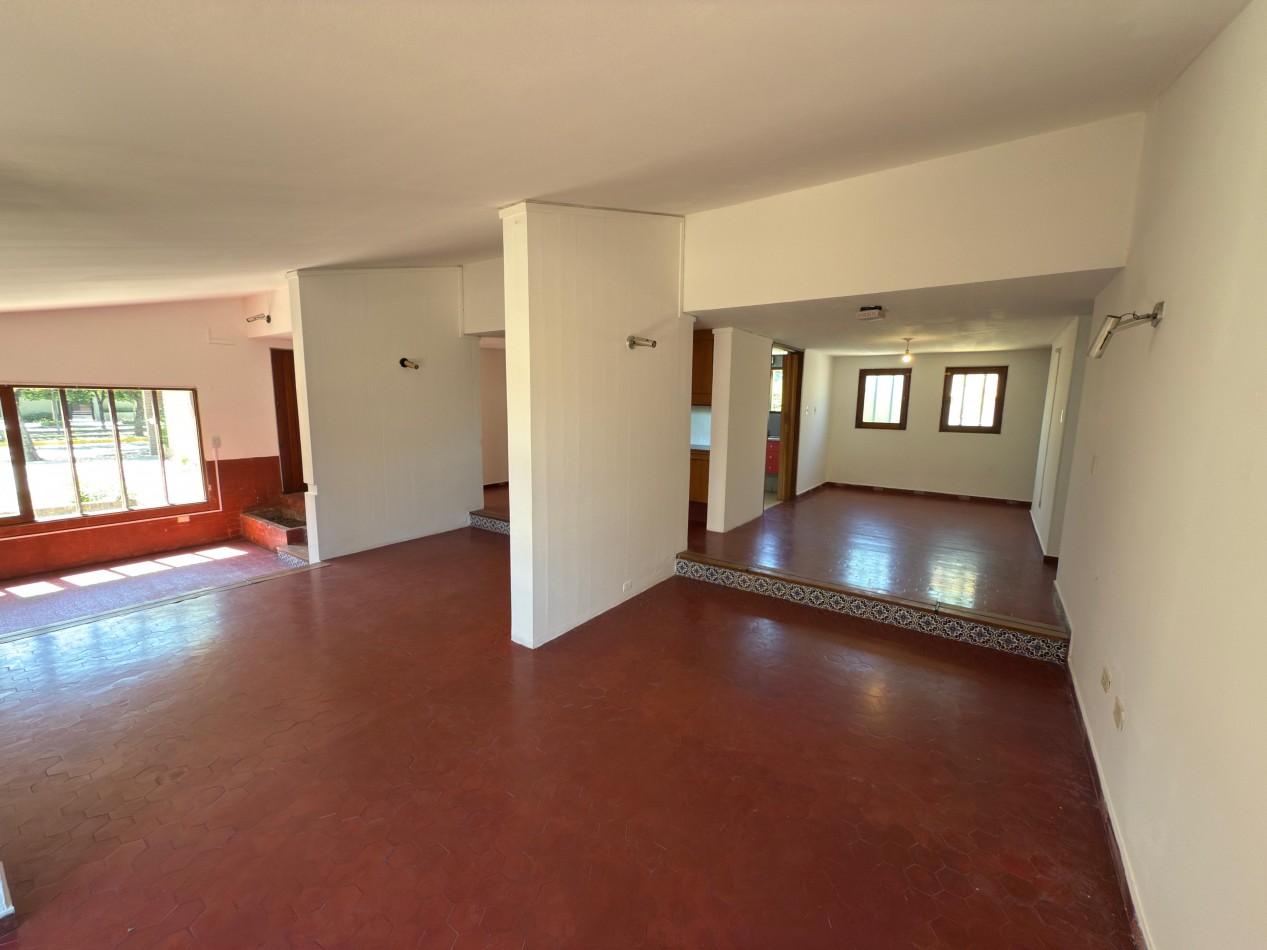 SE VENDE CASA CENTRICA CON PILETA Y OFICINAS COMERCIALES
