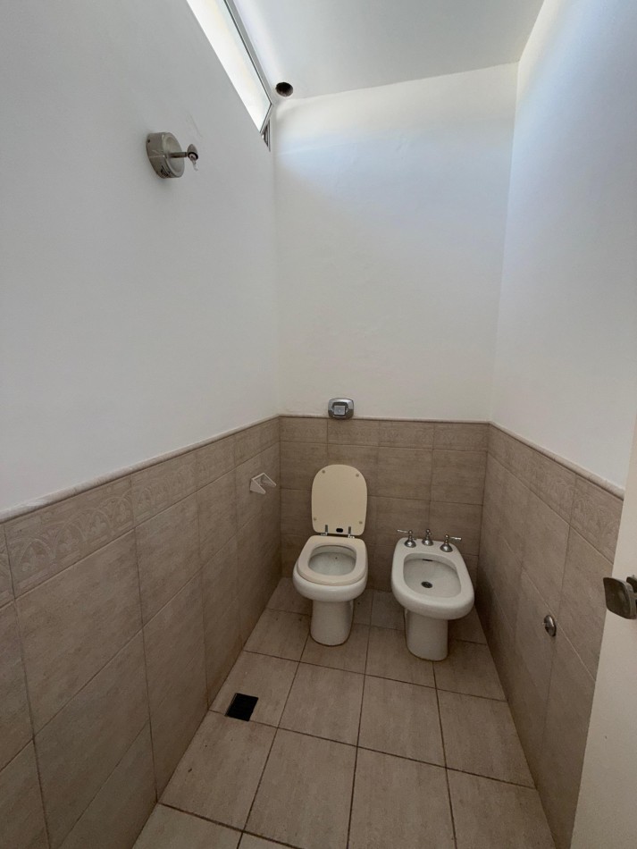 SE VENDE CASA CENTRICA CON PILETA Y OFICINAS COMERCIALES