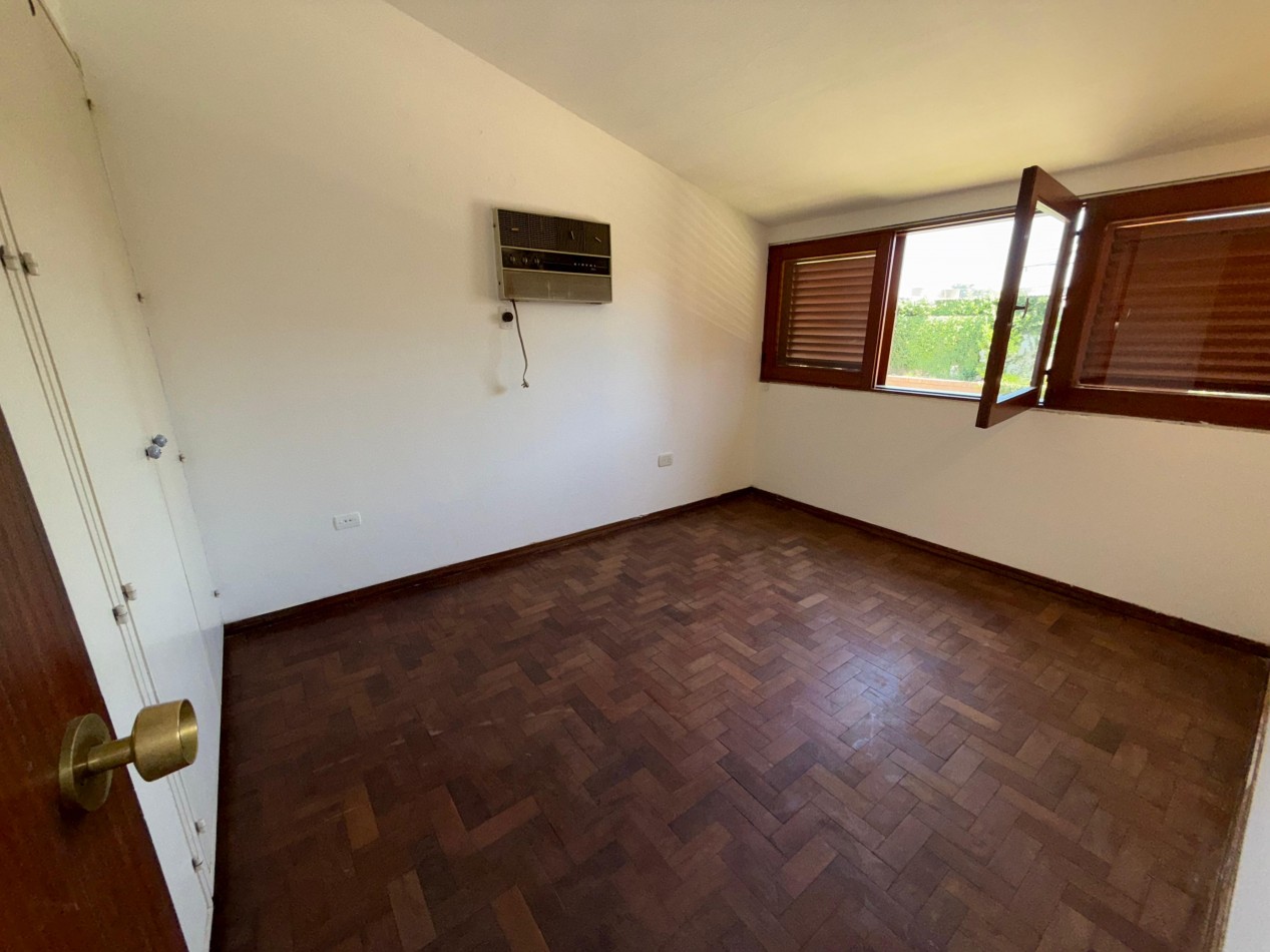 SE VENDE CASA CENTRICA CON PILETA Y OFICINAS COMERCIALES