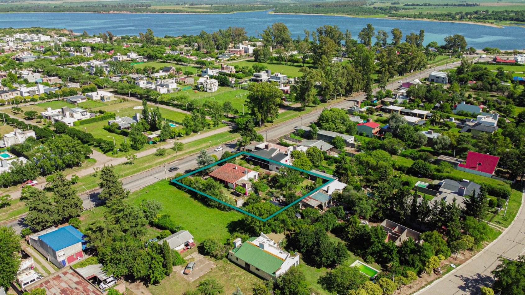 COMPLEJO DE DORMIS Y DOS VIVIENDAS A METROS DEL LAGO