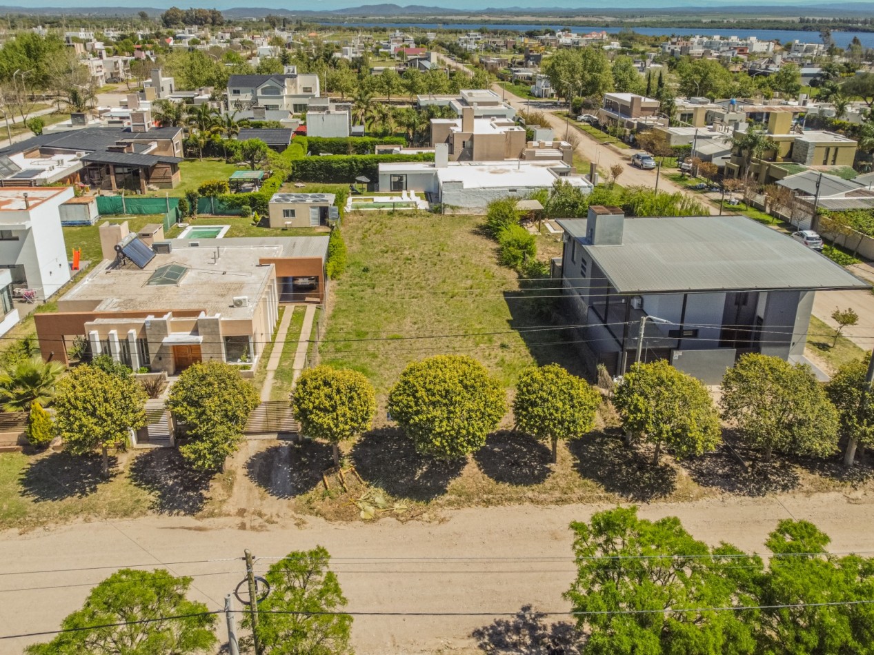 TIERRAS DEL FUNDADOR CERCA DEL LAGO Y PARADORES