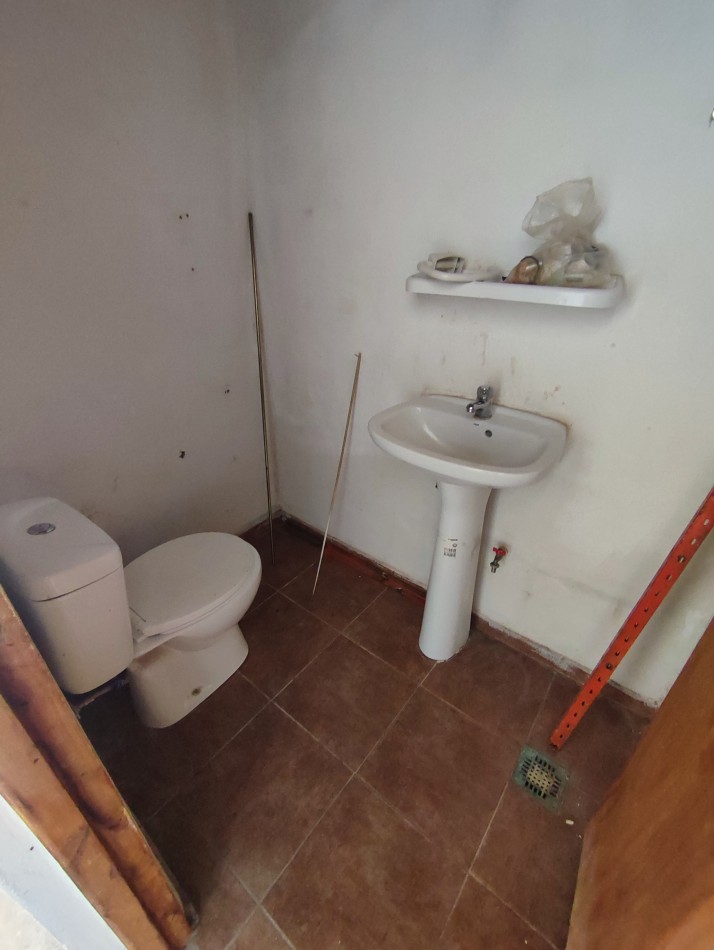 EN ALMAFUERTE , EXCELENTE INVERSION: DOS LOCALES CENTRICOS CON TERRENO LIBRE