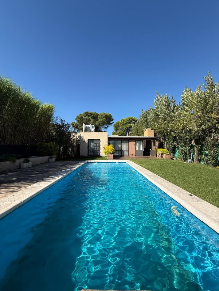 HERMOSA CASA CON PILETA EN B° PINARES