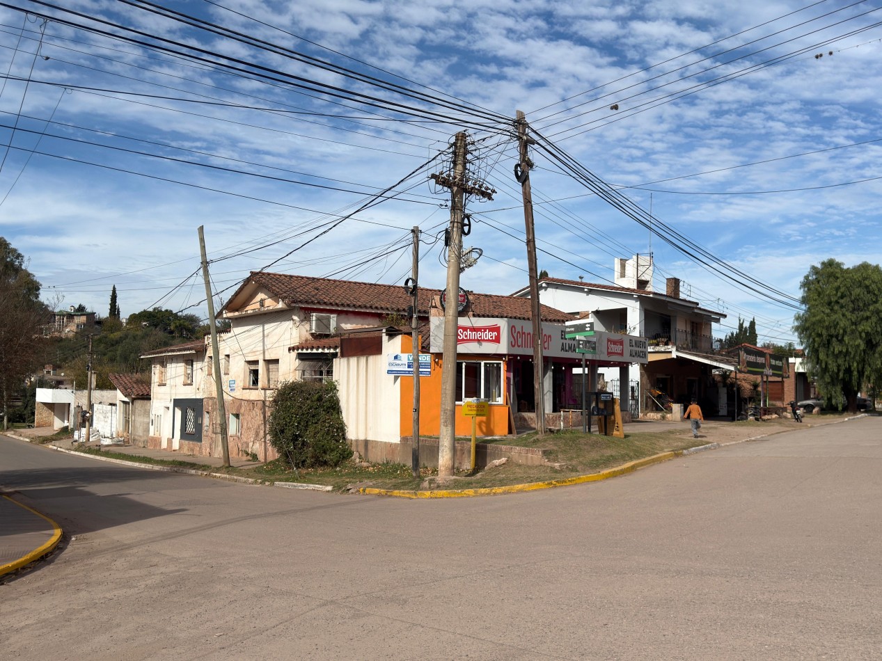 CASA CON LOCAL Y DEPTOS EN EMBALSE