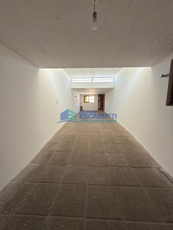SE VENDE CASA CENTRICA CON PILETA Y OFICINAS COMERCIALES
