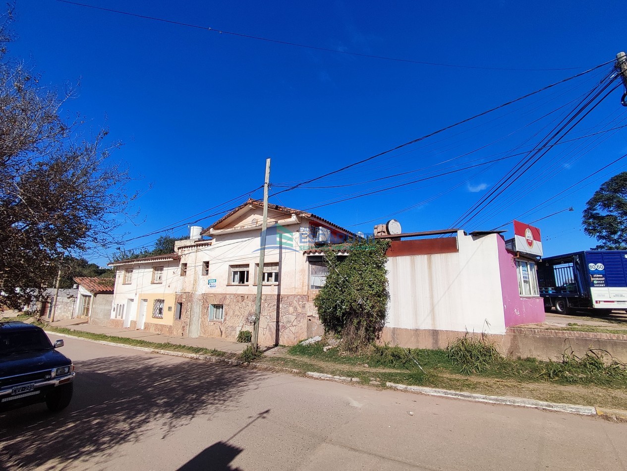 CASA CON LOCAL Y DEPTOS EN EMBALSE