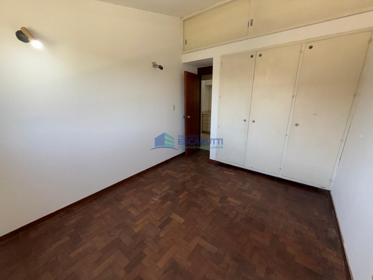 SE VENDE CASA CENTRICA CON PILETA Y OFICINAS COMERCIALES