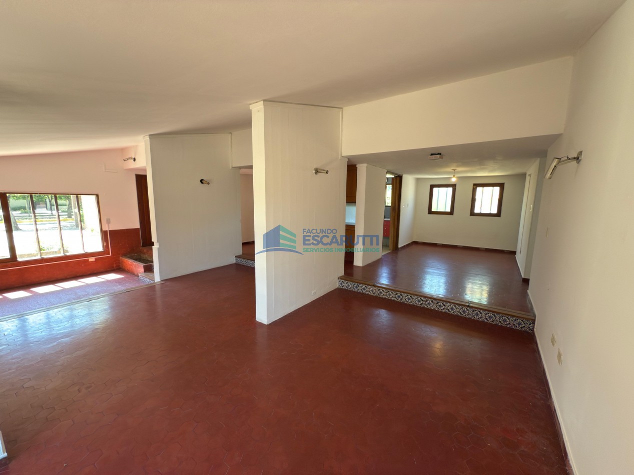 SE VENDE CASA CENTRICA CON PILETA Y OFICINAS COMERCIALES