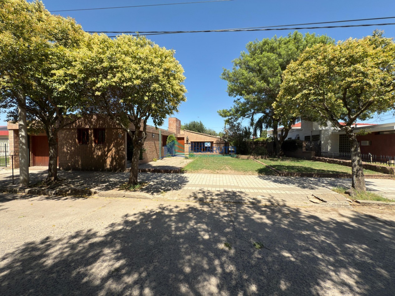 SE VENDE CASA CENTRICA CON PILETA Y OFICINAS COMERCIALES