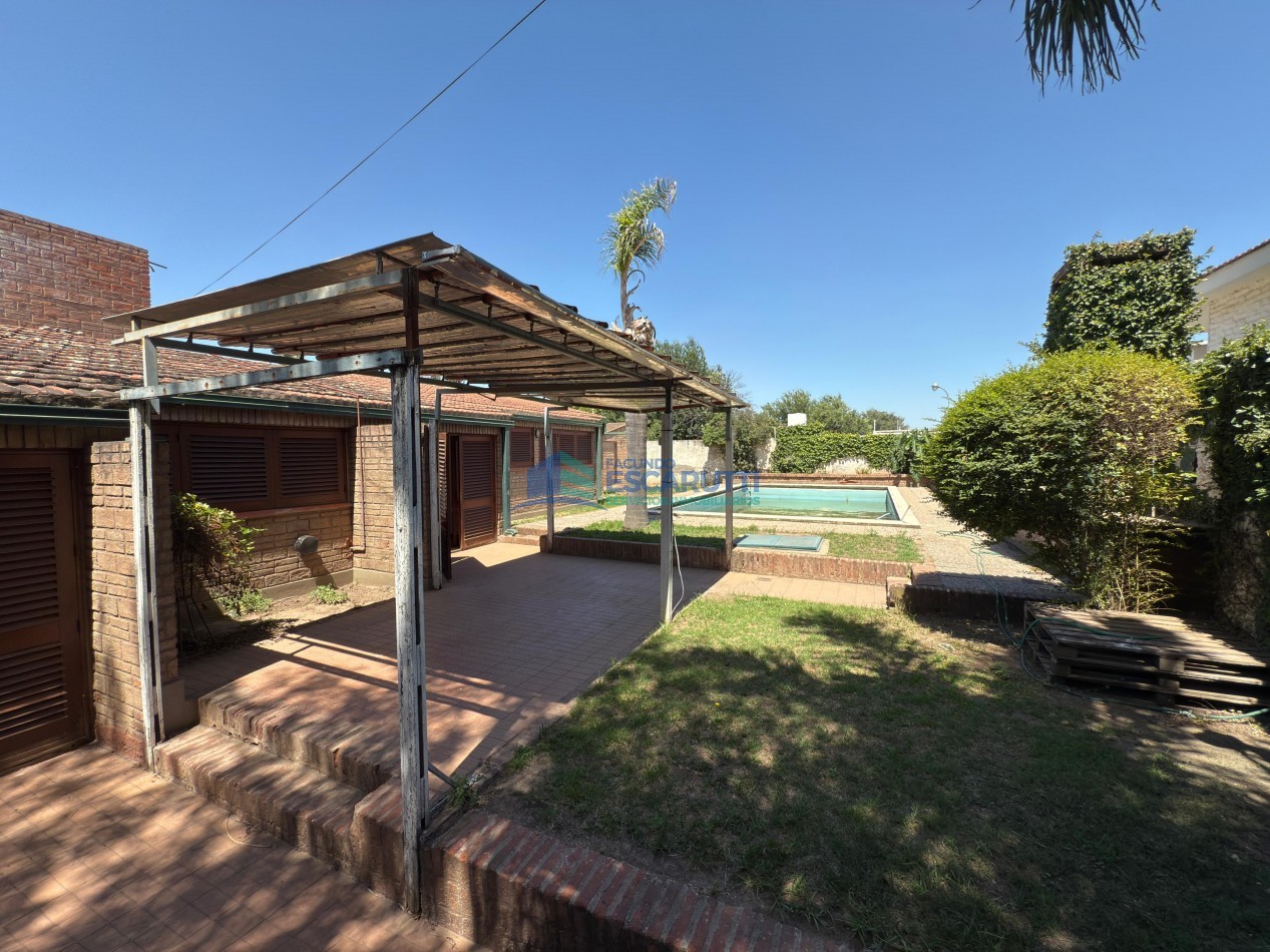 SE VENDE CASA CENTRICA CON PILETA Y OFICINAS COMERCIALES
