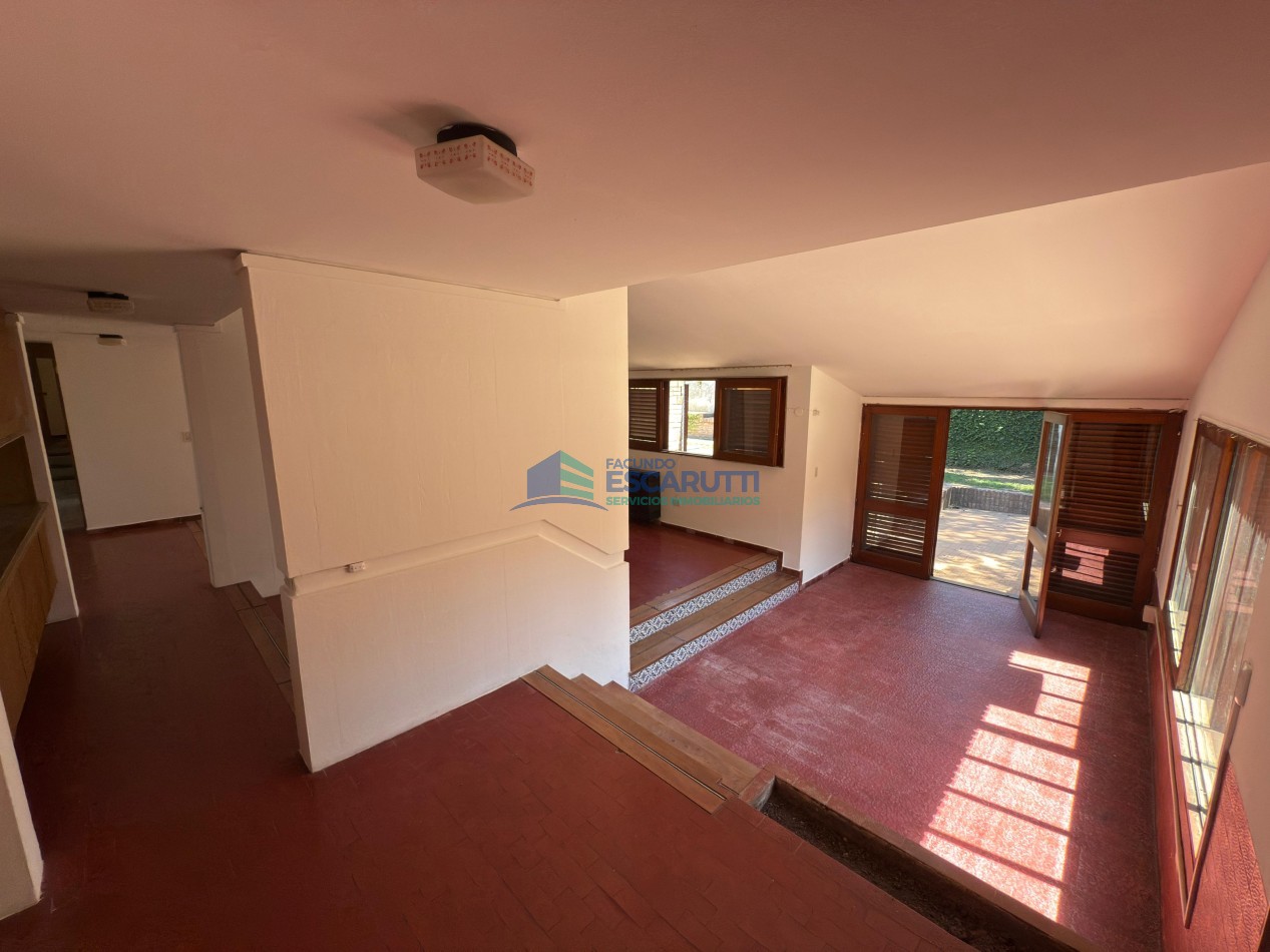 SE VENDE CASA CENTRICA CON PILETA Y OFICINAS COMERCIALES