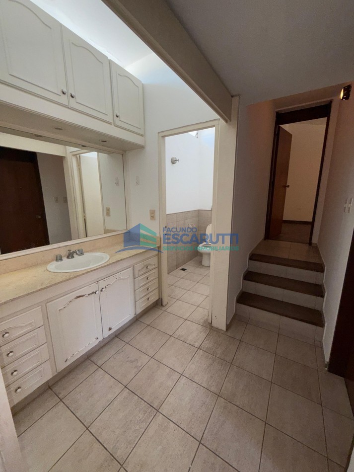SE VENDE CASA CENTRICA CON PILETA Y OFICINAS COMERCIALES
