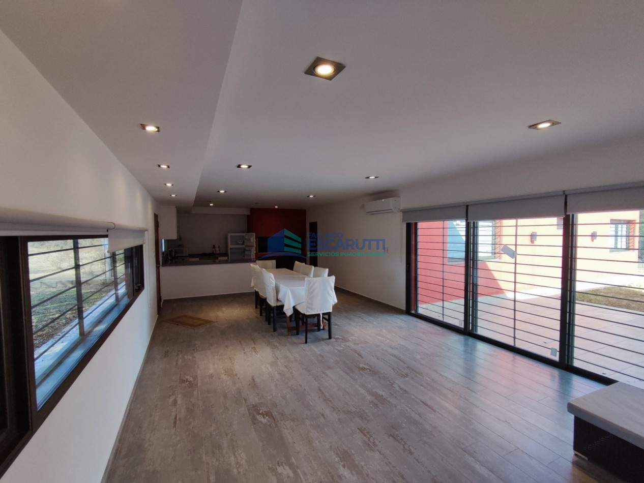 CASA EN LAS BAJADAS- FRENTE Y CON VISTA AL ARROYO