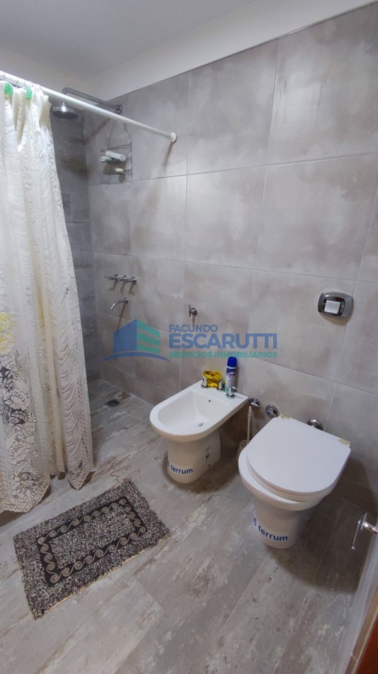 CASA EN LAS BAJADAS- FRENTE Y CON VISTA AL ARROYO