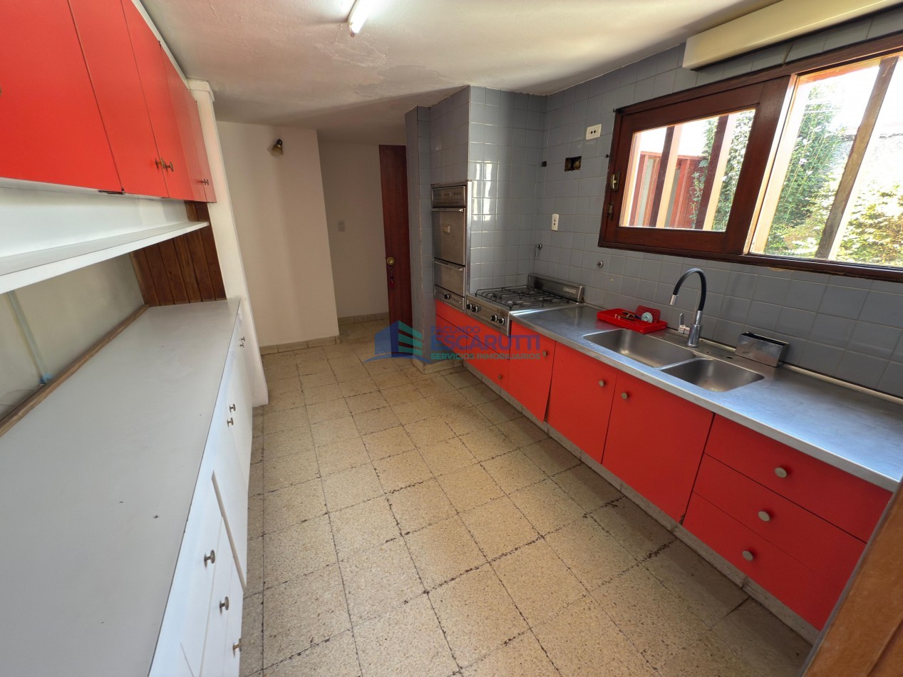 SE VENDE CASA CENTRICA CON PILETA Y OFICINAS COMERCIALES