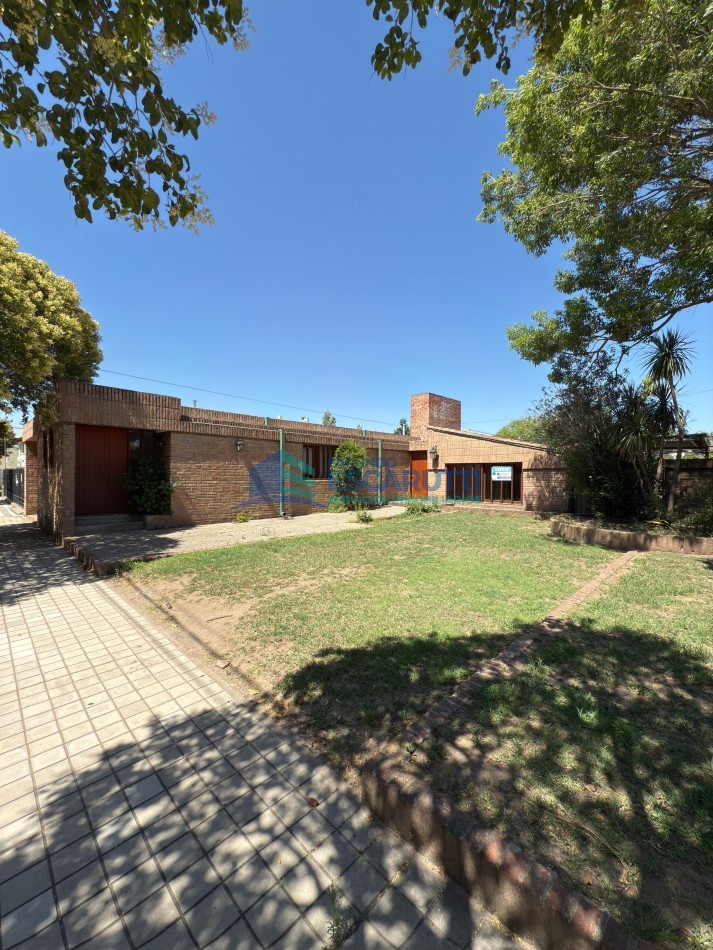SE VENDE CASA CENTRICA CON PILETA Y OFICINAS COMERCIALES