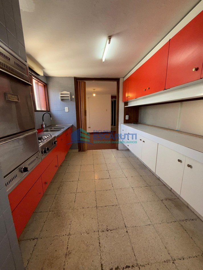 SE VENDE CASA CENTRICA CON PILETA Y OFICINAS COMERCIALES