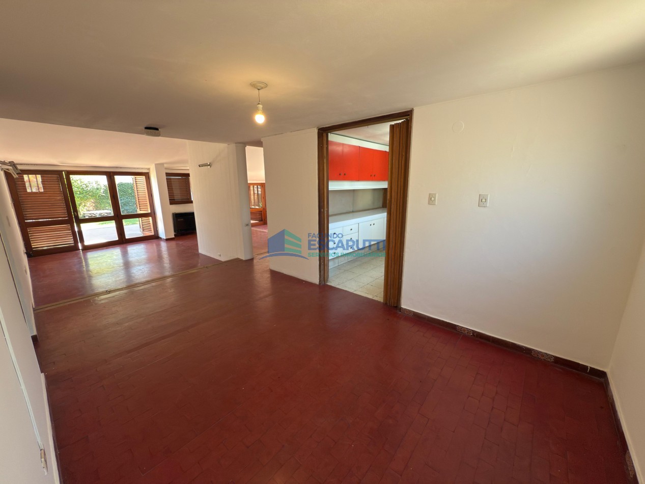 SE VENDE CASA CENTRICA CON PILETA Y OFICINAS COMERCIALES