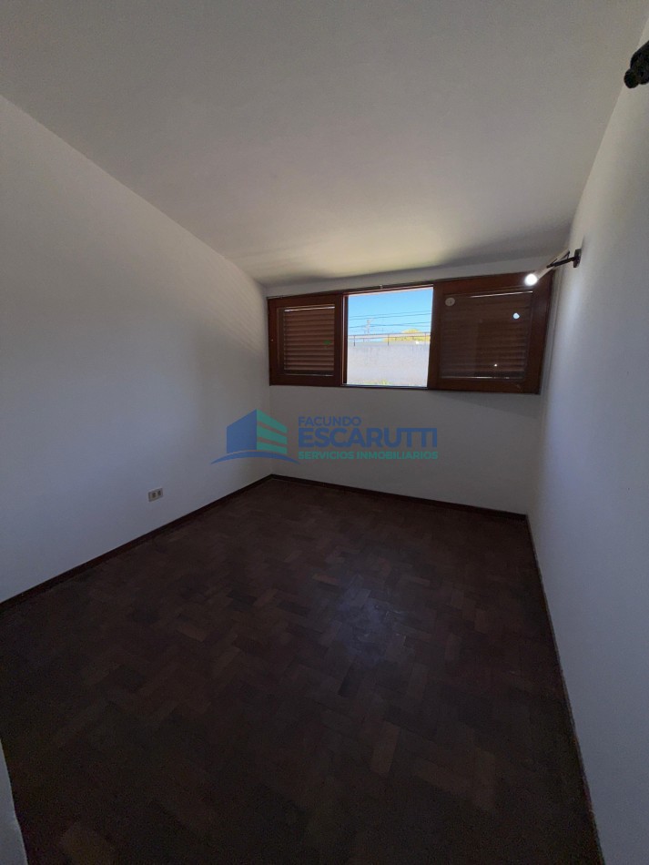 SE VENDE CASA CENTRICA CON PILETA Y OFICINAS COMERCIALES