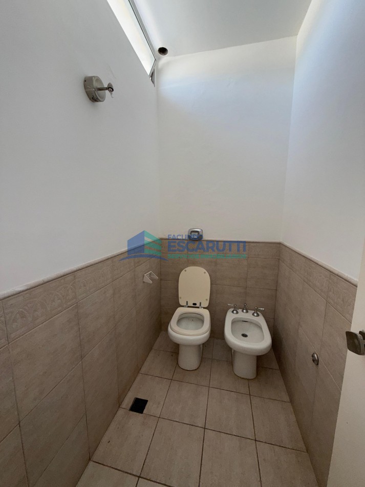 SE VENDE CASA CENTRICA CON PILETA Y OFICINAS COMERCIALES